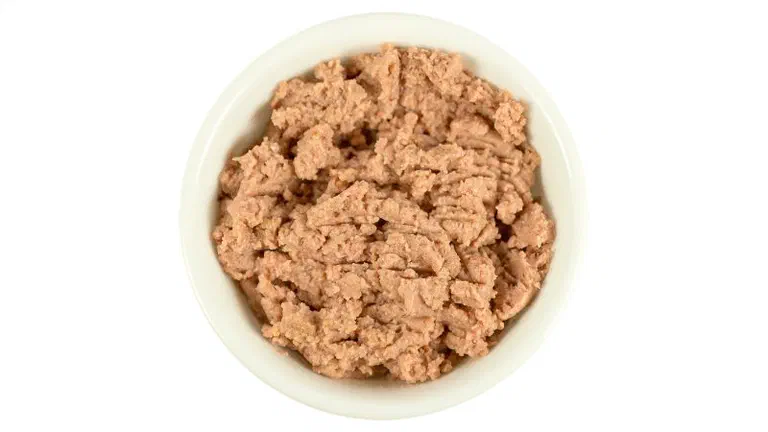 Bát sứ trắng đựng pate cá xay nhuyễn màu hồng nhạt nhìn từ trên xuống