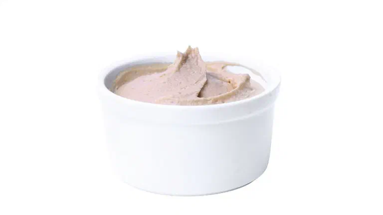 Bát sứ trắng đựng pate mèo tự làm mịn màu nâu nhạt