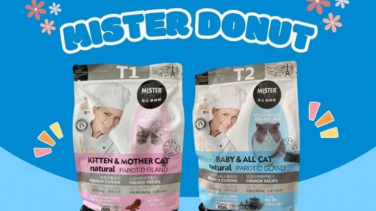 Hai túi hạt Mister Donut T1 màu hồng và T2 màu xám trên nền xanh