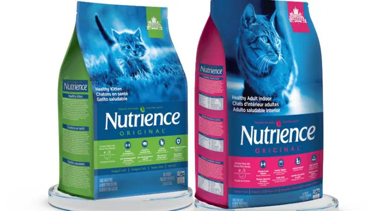 Hai túi hạt Nutrience Original cho mèo: Healthy Kitten màu xanh lá và Healthy Adult Indoor màu hồng
