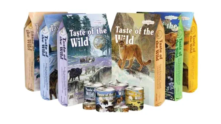 Dàn sản phẩm Taste of the Wild gồm nhiều túi hạt và lon pate xếp cạnh nhau