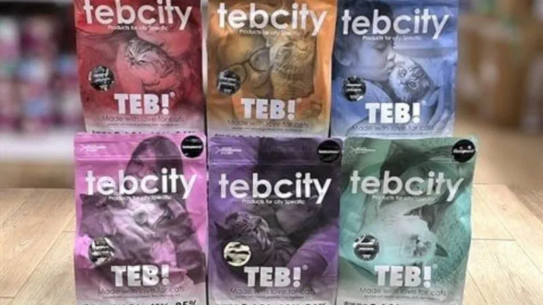 Sáu túi hạt tebcity TEB nhiều màu bày trên kệ một cửa hàng thú cưng